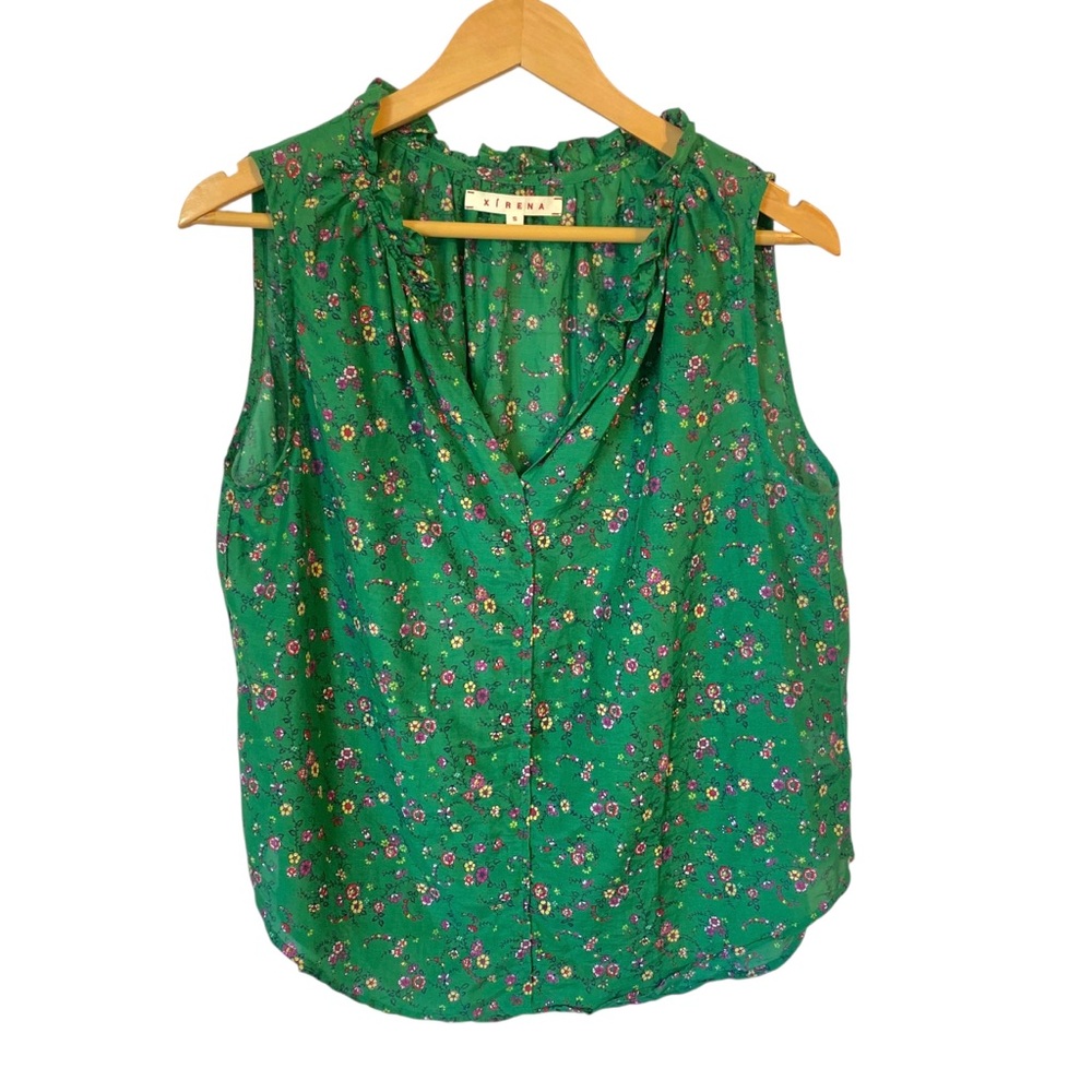XiRENA Green Floral Sleeveless Ruffle Neck Blouse